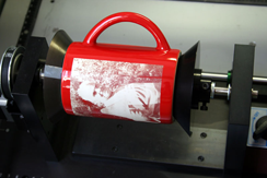 Nadruk na kubku przy użyciu lasera ILS-3, laser pozwala na drukowanie zdjęć w odcieniach szarości trwale markując wyroby porcelanowe